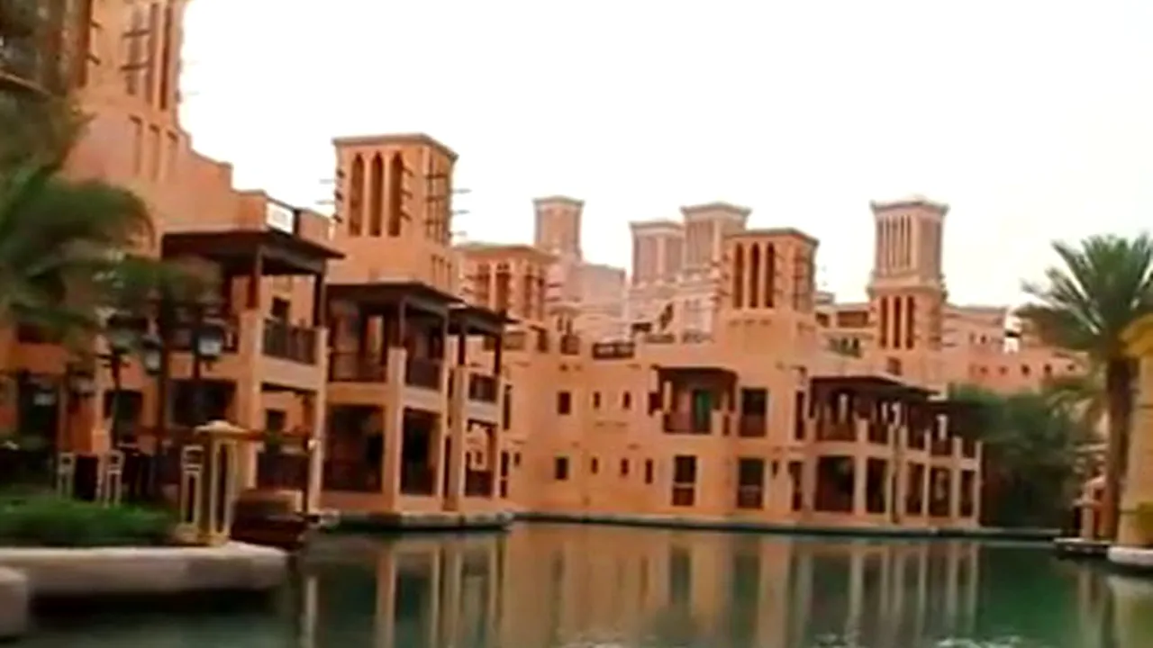 Două familii de români au plătit 45.000 de euro pentru a petrece împreună o vacanţă în Dubai. Cum arată hotelul în care s-au cazat - VIDEO