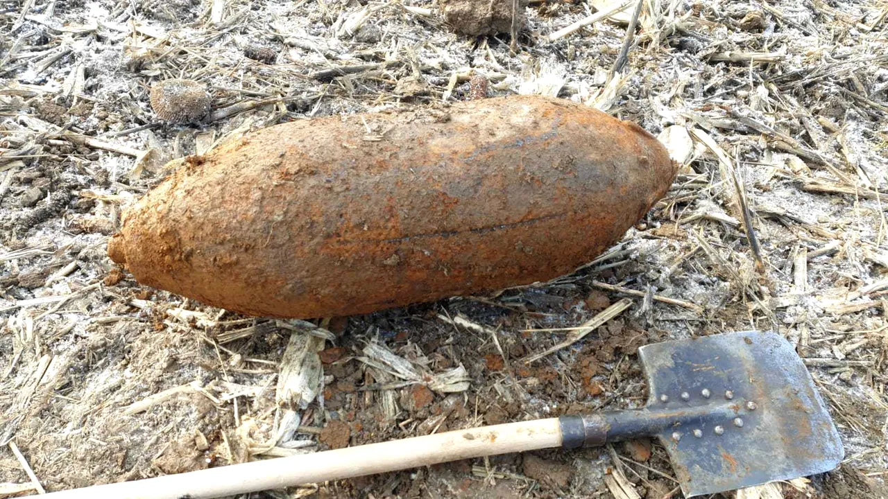 Bombă de 100 de kilograme găsită de un cetăţean pe un câmp din Satu Mare