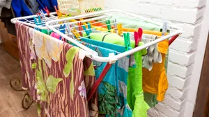 De ce nu e bine să vă uscaţi hainele în interiorul casei