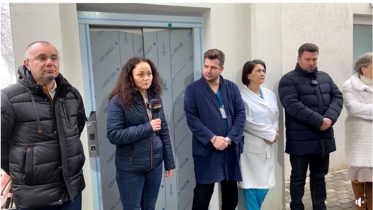 Festivitate pentru inaugurarea unui lift, la Spitalul Rădăuţi