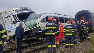 Un TIR şi două trenuri au blocat traficul feroviar în urma unei coliziuni violente