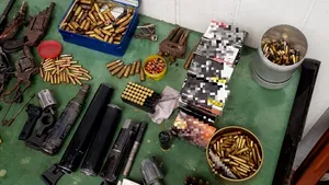 Pistoale, arme cu aer comprimat şi aproape 2.000 de cartuşe, ridicate de Poliţie de la traficanţi de arme
