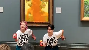 VIDEO Protestatari de mediu au aruncat cu supă pe un tablou al lui Van Gogh