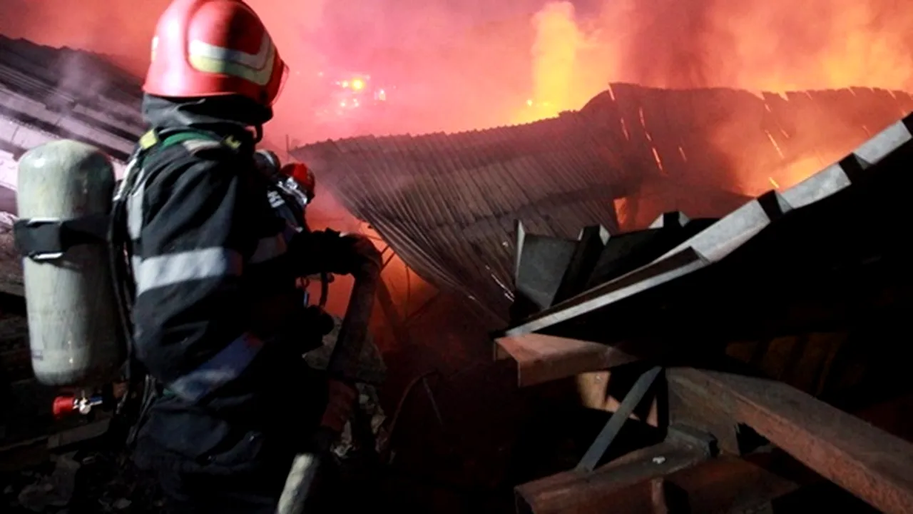 INCENDIU PUTERNIC la două depozite de materiale plastice reciclabile şi de construcţii din Orăştie.