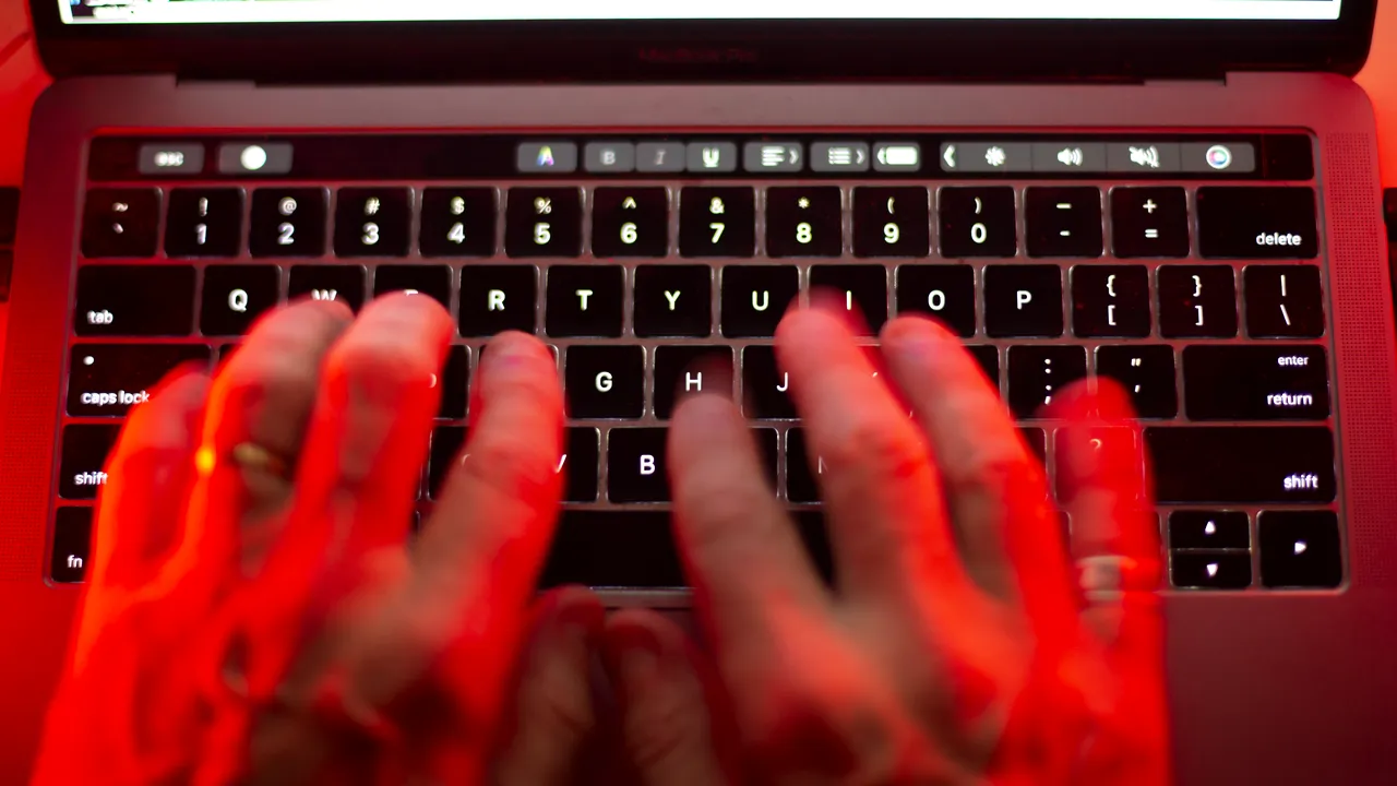 Guvernul britanic introduce sancţiuni pentru crearea şi distribuirea deepfake-urilor sexuale