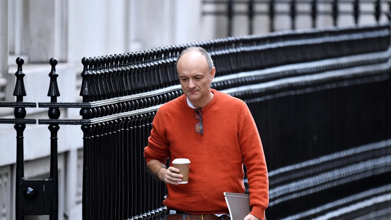 FT: Dominic Cummings, eminenţa cenuşie a campaniei pentru Brexit, pănuieşte să reinventeze politica