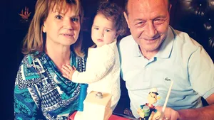 Traian Băsescu a primit de ziua lui un tort în forma navei Biruinţa, cu Popeye Marinarul şi Olive