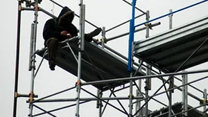 Un bărbat vrea să transmită un mesaj fiului său de pe schela de la Arcul de Triumf