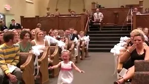 Panică la nuntă: Momentul amuzant în care o fetiţa aleargă plângând în hohote spre altar - VIDEO