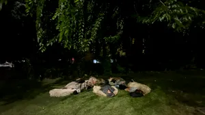 Imaginile nopții în Piața Victoriei: Mai mulți protestatari dorm pe caldarâm