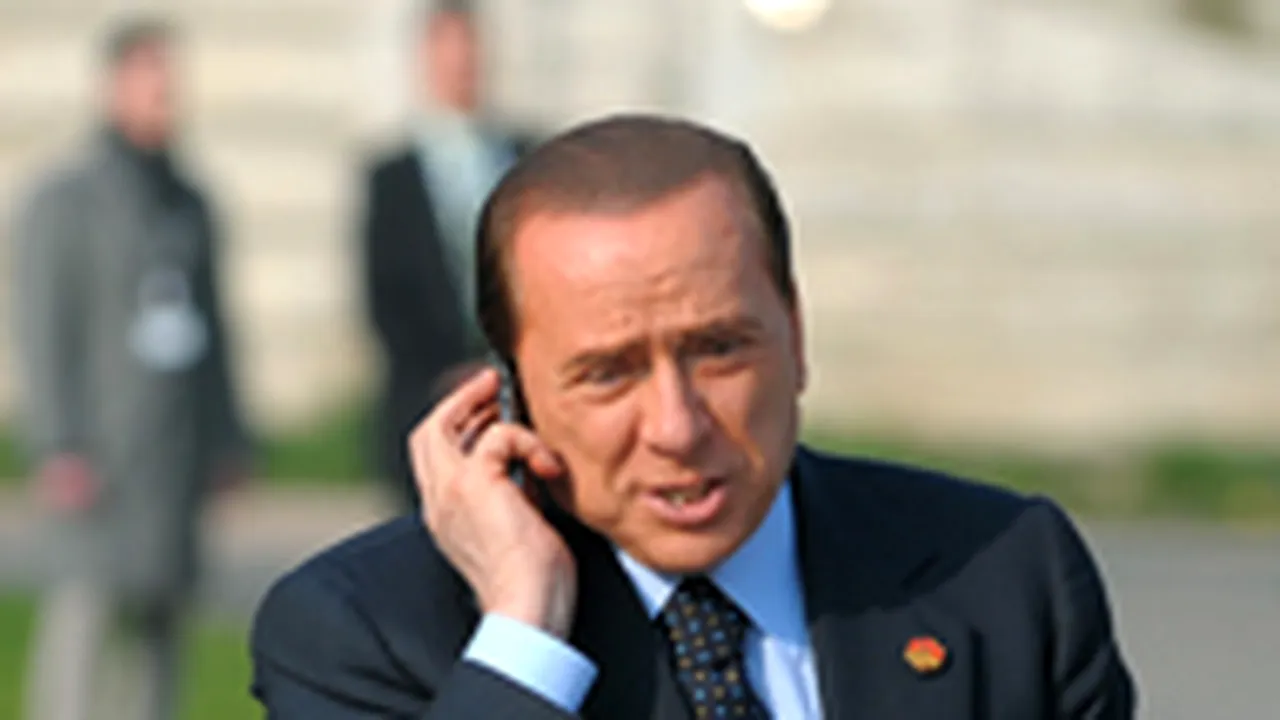 Berlusconi a ratat începutul unei ceremonii deoarece vorbea la telefon (Video)