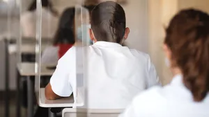 Explicaţii pentru pragul de 15, respectiv 17 elevi prezenţi în clase, în scenariul roşu