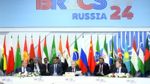 Trump ameninţă BRICS cu taxe vamale de 100% dacă renunţă la dolarul american. Rusia şi China au susţinut crearea unei noi monede