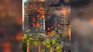 O clădire de 14 etaje din Valencia este în flăcări. Cel puţin 7 răniţi

