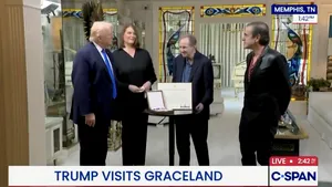 Donald Trump s-a dus în vizită la casa lui Elvis Presley, după anunțul negocierilor-surpriză cu Iranul: „L-am cunoscut pe Frank Sinatra, pe Elvis niciodată. Îl iubesc”