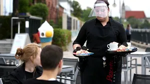 118 persoane suspecte de COVID-19 după ce au fost la un restaurant. Locul a ajuns focar de infecţie