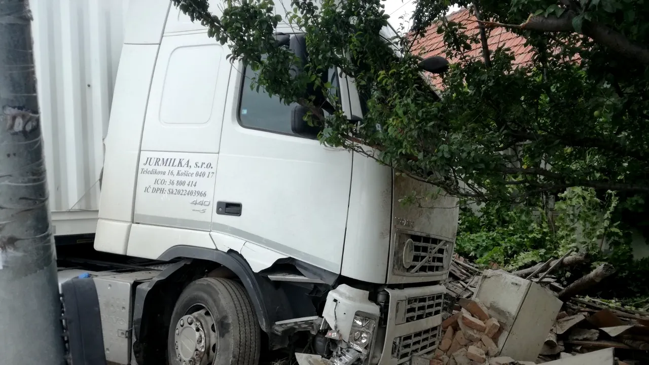 VIDEO, FOTO | Grav accident în Braşov: O femeie a fost rănită după ce un TIR a intrat într-un imobil şi a rupt o ţeavă de gaz 