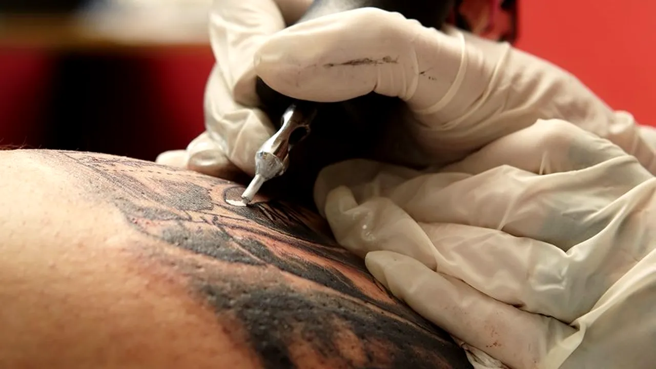 Tatuatorii de la un salon din Bucureşti au donat banii de pe tatuaje pentru un copil cu autism