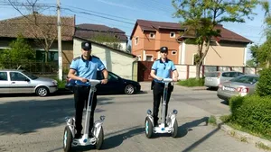 Poliţiştii locali din Timişoara patrulează pe segway, iar pe râul Bega cu şalupa