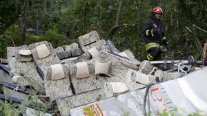 ACCIDENTUL DE AUTOCAR din Italia: Imagini de la locul tragediei - GALERIE FOTO
