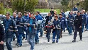 Peste o sută de salariaţi de la Oltchim protestează, nemulţumiţi de disponibilizările anunţate