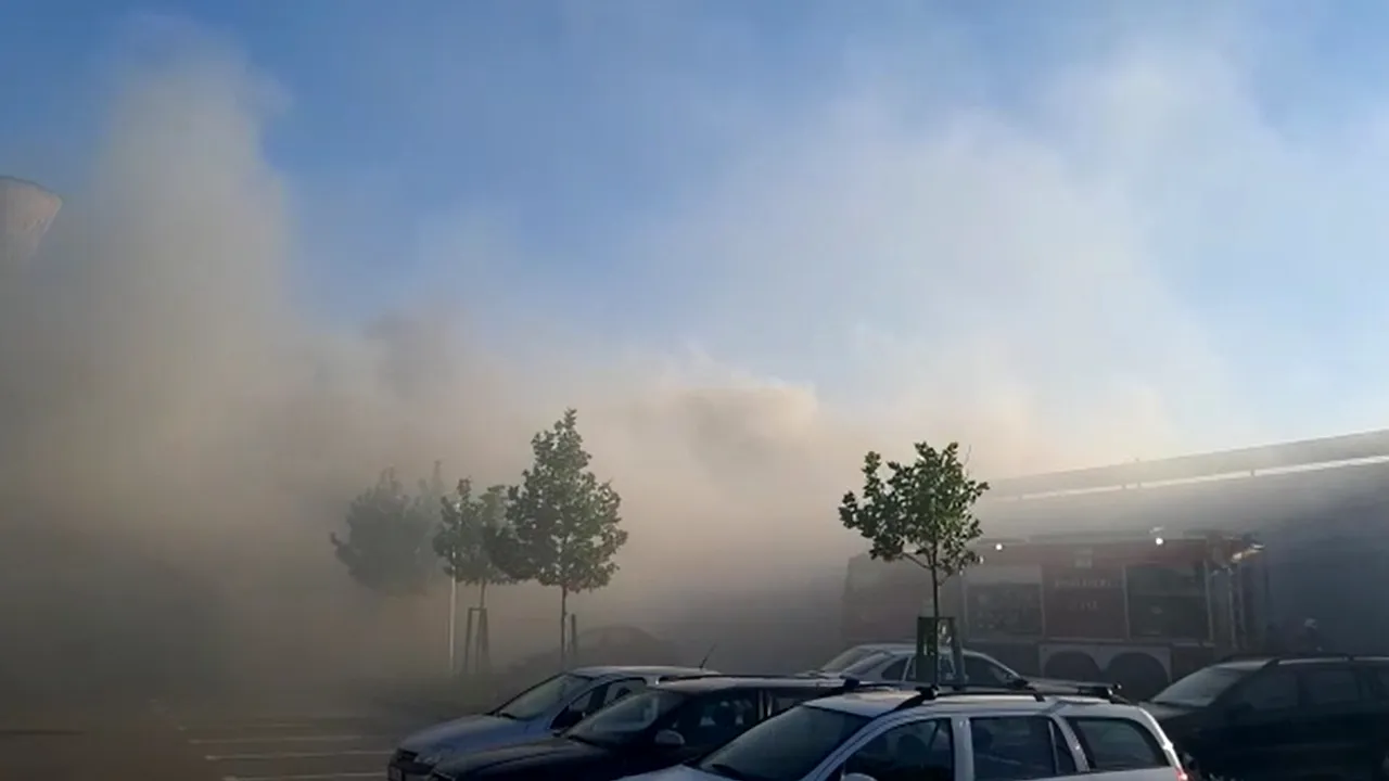VIDEO | Locuitorii din Drobeta Turnu Severin sunt în pericol să se intoxice cu fum. Ard un depozit de cauciucuri şi o vulcanizare auto