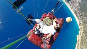 A zburat cu canapeaua şi televizorul