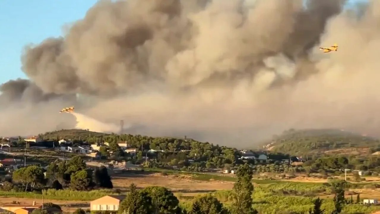 Peste 1.000 de pompieri luptă cu un incendiu de vegetație în sudul Franței