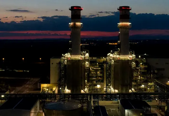 UPDATE Centrala de la Brazi a OMV Petrom, care produce aproape 10% din energia națională, se oprește din lipsa apei tehnologice. Poziția companiei