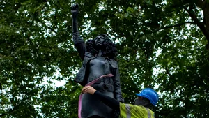 Statuia protestatarei BLM Jen Reid a fost dată jos de autorităţile din Bristol după doar 24 de ore