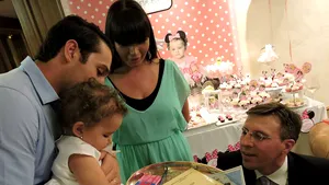 Nepoata preşedintelui Băsescu a împlinit un an şi a ales de pe tavă o bărcuţă - FOTO