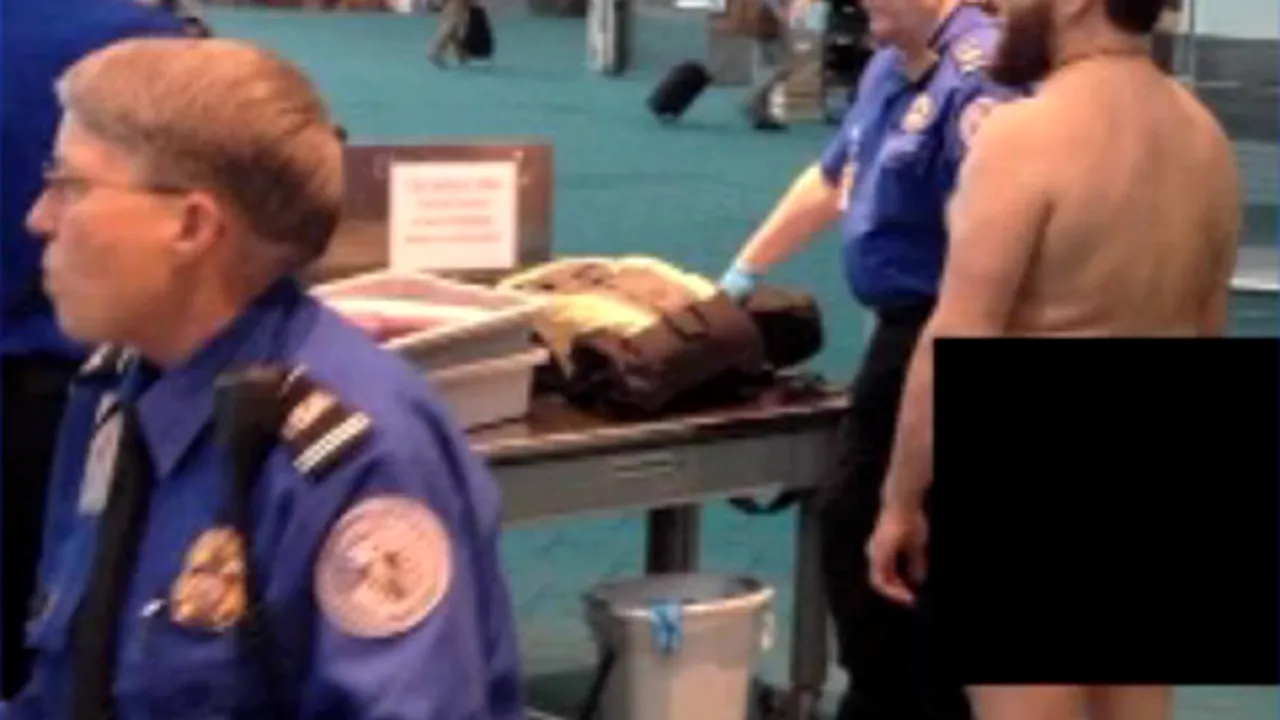 Nud în aeroport. Sătul de controale, un bărbat s-a dezbrăcat complet - VIDEO
