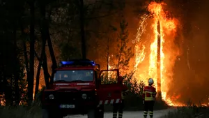 Incendiu uriaş în Portugalia, în apropierea Sanctuarului Fatima. O mie de pompieri sunt în misiune