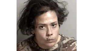 O femeie care a lins alimente în valoare de 1.800 de dolari dintr-un magazin a fost arestată