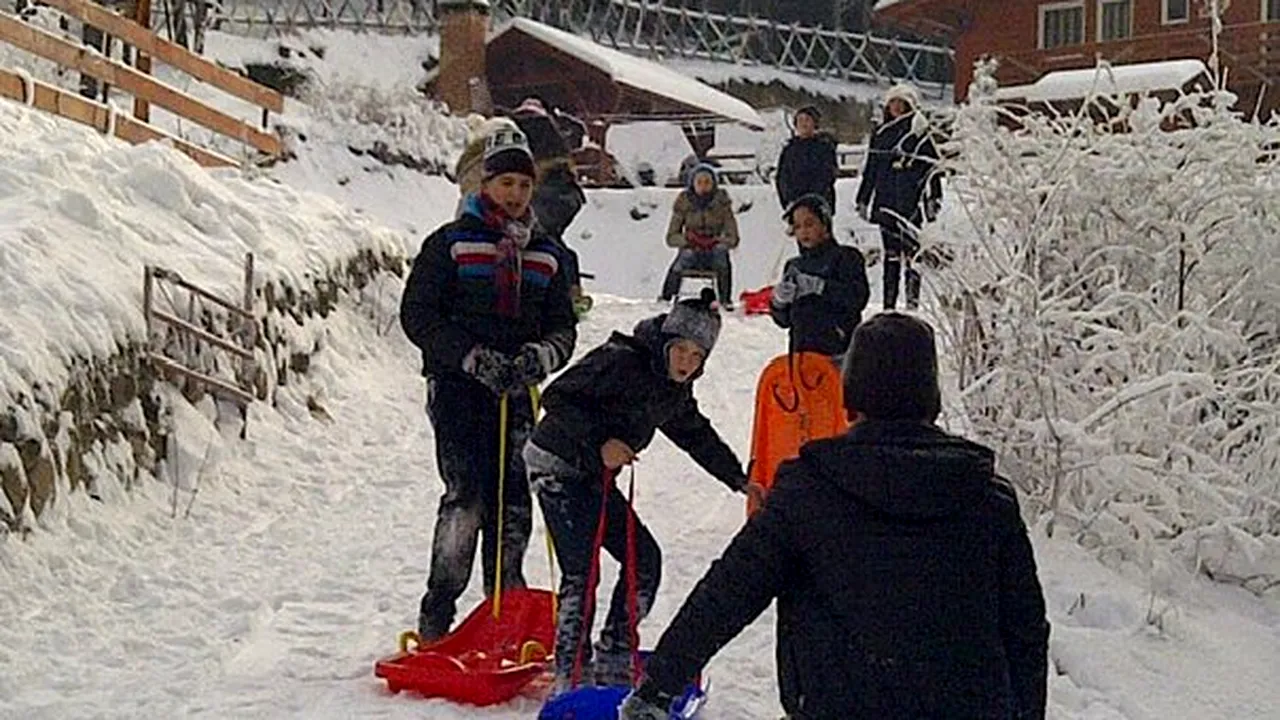 Sute de turişti, în staţiunile Băile Tuşnad şi Harghita Băi, unde zăpada măsoară 15 centimentri - FOTO