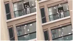O femeie a aruncat 160 de mii de dolari de la balcon după o ceartă în familie