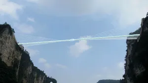 O pasarelă de sticlă din China, ÎNCHISĂ după un incident care i-a speriat pe turişti - FOTO, VIDEO