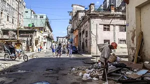 Banii din Cuba nu mai valorează aproape nimic. Cum rezistă sistemul între cursuri valutare, carduri inutile și salarii simbolice