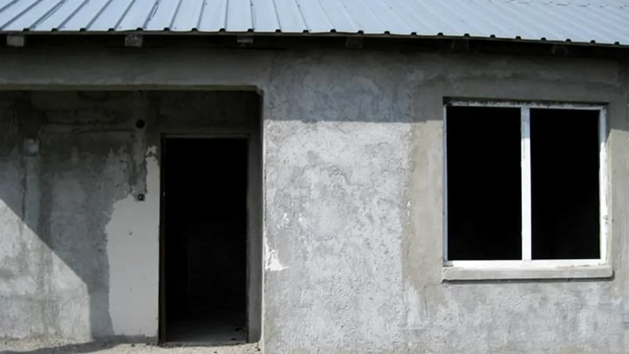 REPORTAJ: Oamenii din Rast locuiesc în casele afectate de inundaţiile din 2006, deşi au un sat nou - FOTO 