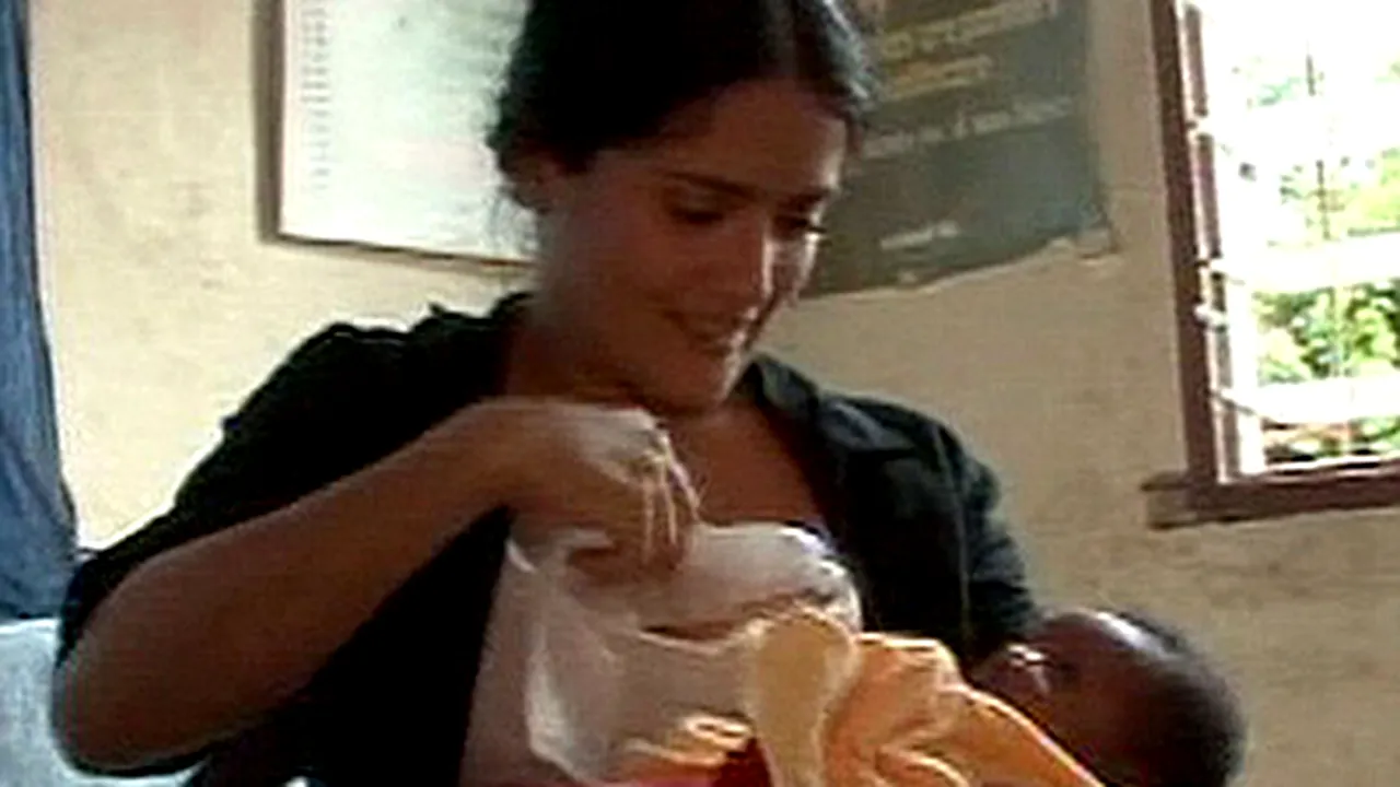 Salma Hayek a alăptat un copil african, în Sierra Leone (Video)