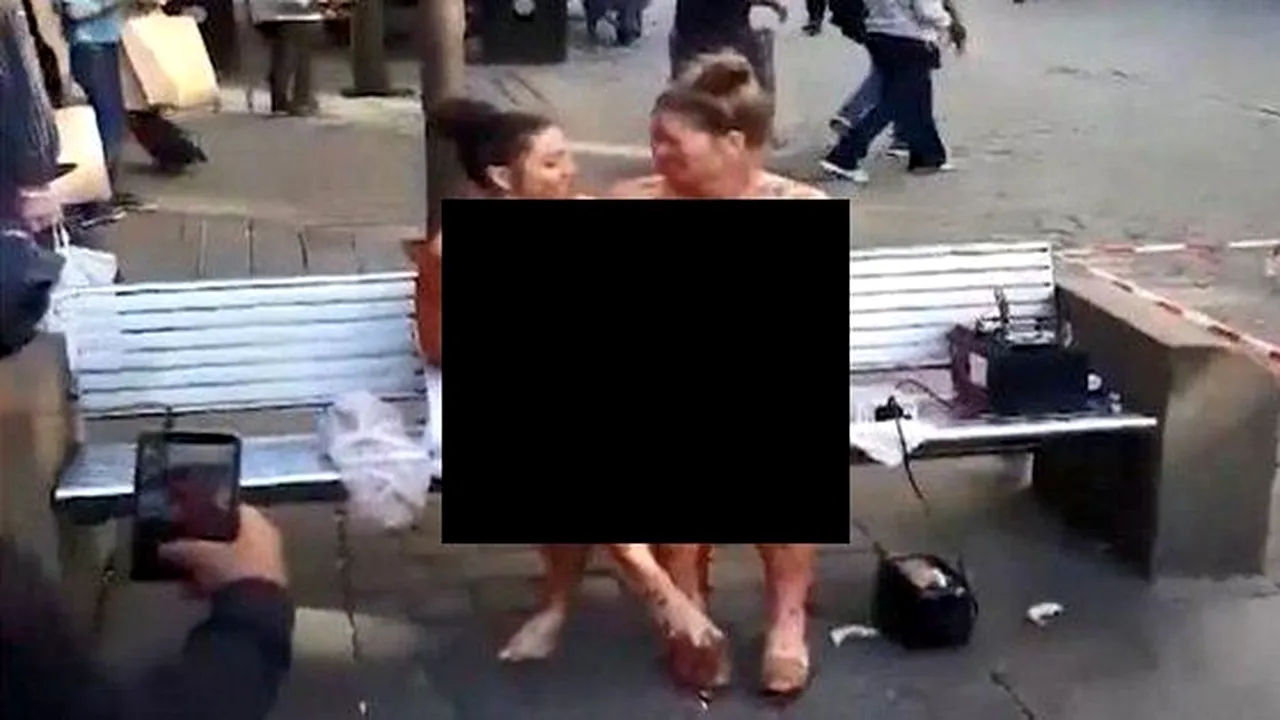 Două femei complet dezbrăcate, acoperite doar cu gem, au şocat trecătorii. Poliţiştii au dezvăluit şi motivul uluitor