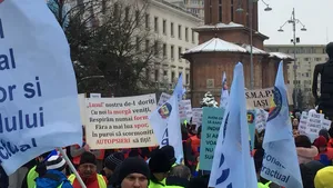 Protest în faţa Ministerului de Interne. Mii de poliţişti sunt în stradă/ MAI le transmite de când vor fi plătite orele suplimentare - VIDEO, FOTO