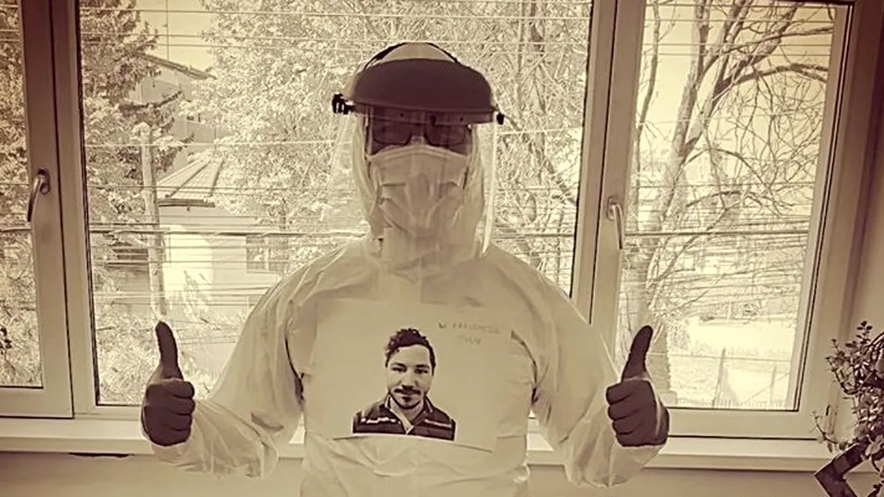 Medic în prima linie în lupta cu COVID-19, cu poza lipită pe piept: Pacienţii simt ca eşti mai aproape de ei. Ii vezi zâmbitori, fericiţi