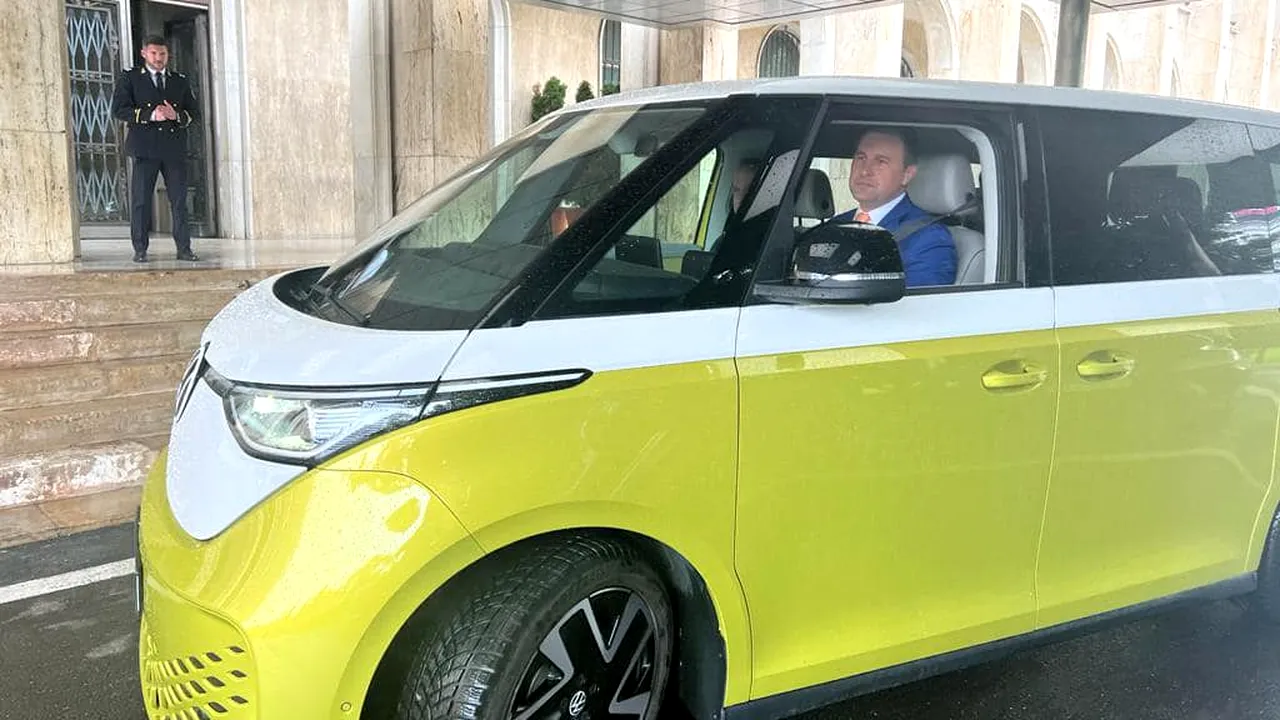 Miniştrii Mediului, Dezvoltării şi Finanţelor, călătorie cu un microbuz electric prin Bucureşti