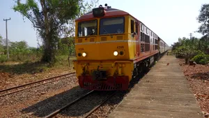 O macara a căzut peste un tren de pasageri în Thailanda. Numeroși oameni au murit