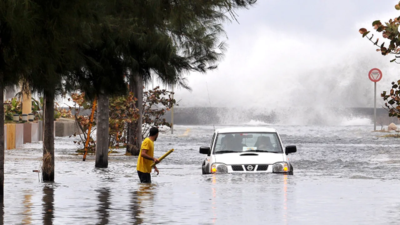 Valuri de şase metri inundă capitala cubaneză Havana