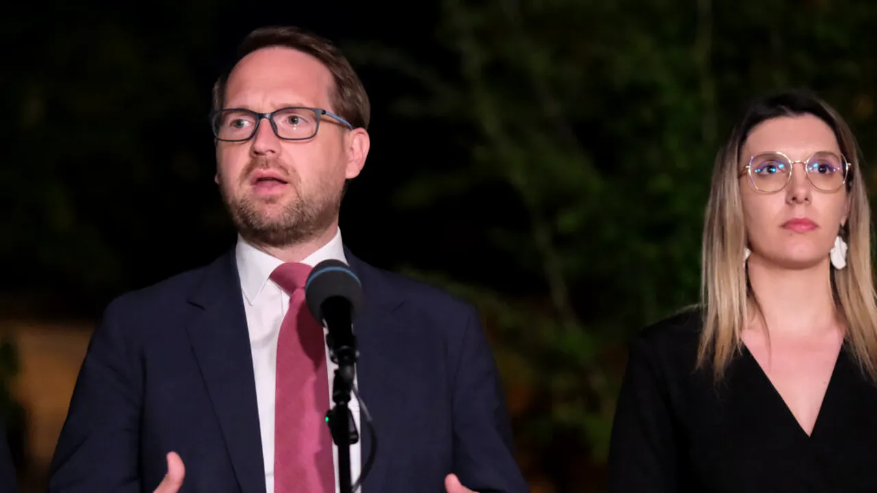 „Pare că mai vor să rămână cu un picior înăuntru