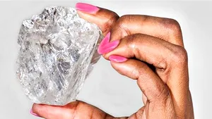 Un diamant cât o minge de tenis, al doilea ca mărime din lume, scos la licitaţie - VIDEO