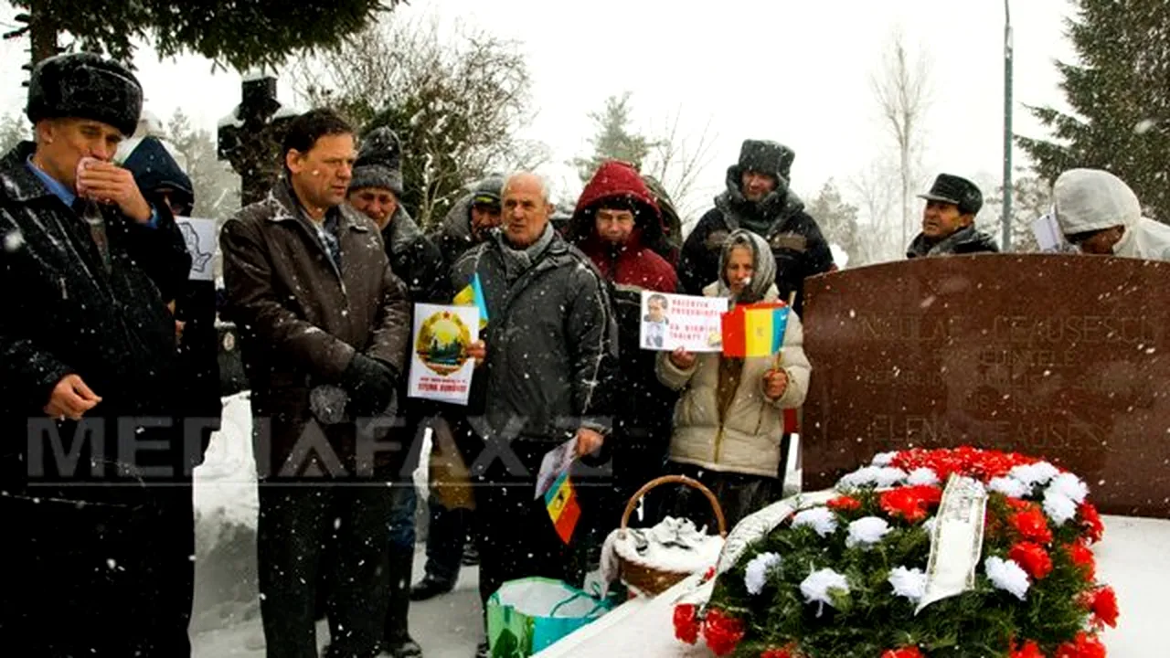 Naşterea lui Nicolae Ceauşescu, comemorată chiar şi pe viscol de nostalgici, cu vin şi colivă - GALERIE FOTO