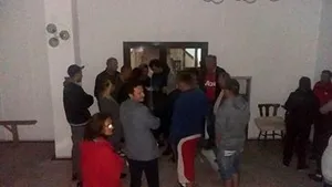 Zeci de oameni au dormit în faţa Primăriei Petroşani pentru a prinde loc la serviciul de paşapoarte - GALERIE FOTO 